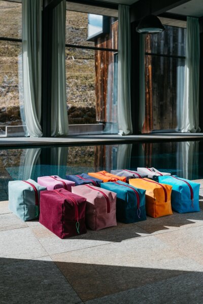 Giant Cosbag Kulturtasche brombeer von farbenfreunde