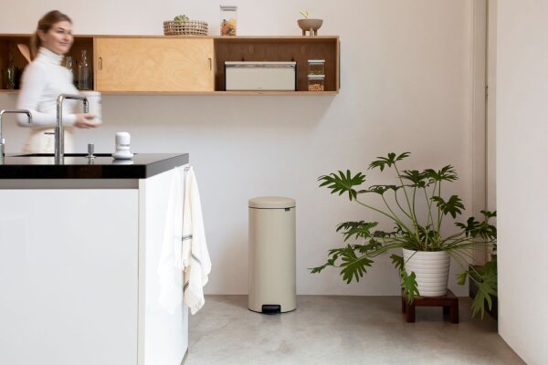 Brabantia NewIcon Treteimer 30 L mit Kunststoffeinsatz in Mellow Yellow
